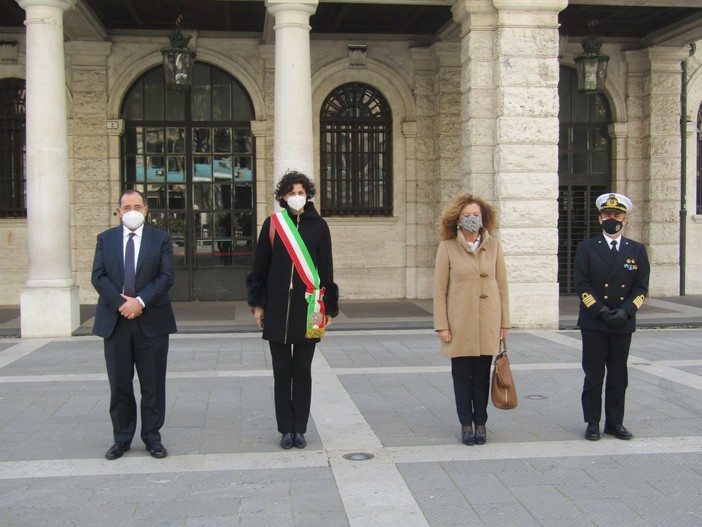 Giornata in ricordo delle vittime del Covid: un minuto di silenzio in piazza Sisto a Savona (FOTO e VIDEO)