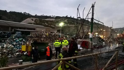 Incendio alla SARR di Cenesi, i Vigili del Fuoco hanno operato tutta la notte. Fiamme ancora alte Incendio alla SARR di Cenesi, i Vigili del Fuoco hanno operato tutta la notte. Fiamme ancora alte