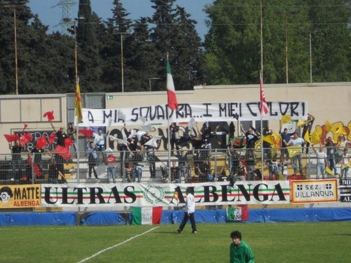 Armi nello stadio Riva? Il mondo del calcio si stringe attorno ai tifosi e porta i bambini in Gradinata sud Armi nello stadio Riva? Il mondo del calcio si stringe attorno ai tifosi e porta i bambini in Gradinata sud