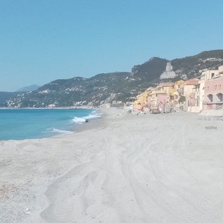 Spiagge libere, dalla sanificazione all'app per gestire gli accessi: ecco le linee guida dell'Anci