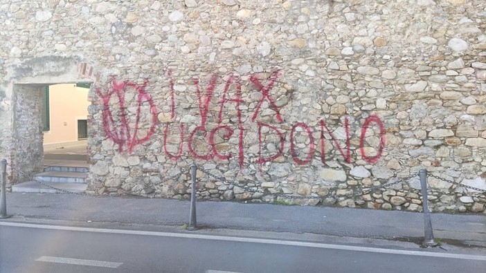 A Loano campeggiano le scritte "I vax uccidono" e "Governo nazista" (FOTO)