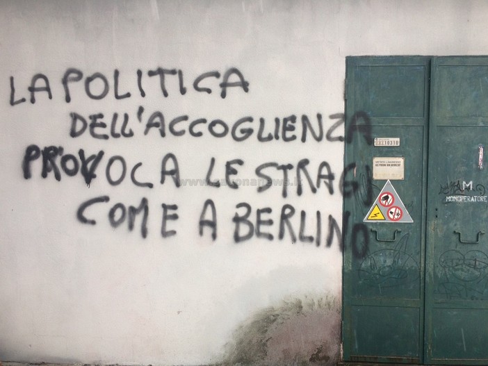 Cairo, scritte contro i migranti sulle mura del "Cesare Brin" (FOTO)