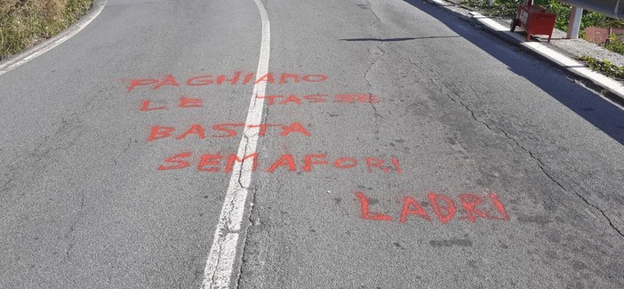 Stella, statale da oltre un anno in attesa di sistemazioni. Sulla 334 ora la protesta è scritta sull'asfalto: "Paghiamo le tasse, basta semafori"