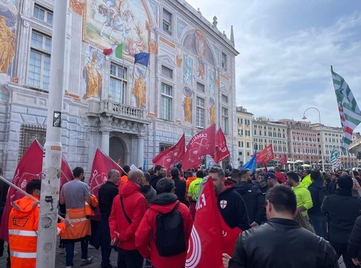 Sciopero dei portuali, il bilancio di Filt Cgil: "Adesione altissima, sia a Genova che a Savona-Vado" Sciopero dei portuali, il bilancio di Filt Cgil: "Adesione altissima, sia a Genova che a Savona-Vado"