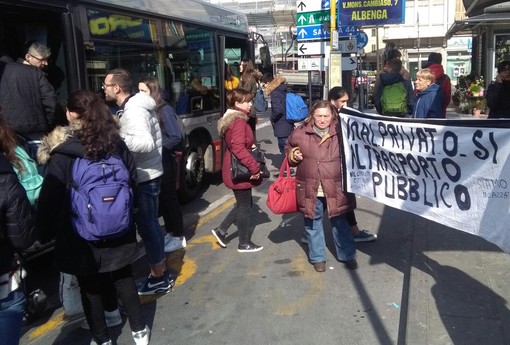 &quot;No alla privatizzazione del trasporto pubblico&quot;: la protesta arriva ad Albenga