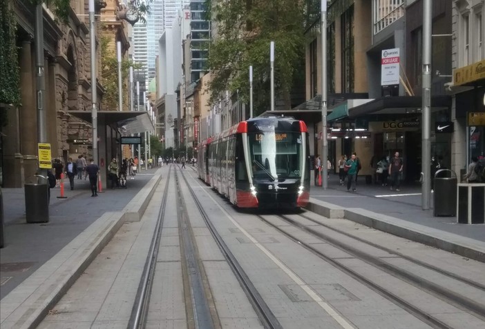 Una delle principali strade di Sydney nel mezzogiorno locale Una delle principali strade di Sydney nel mezzogiorno locale