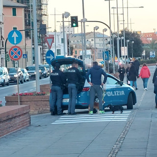 Paura davanti al Priamar, parte un colpo di pistola accidentale: intervento della Polizia