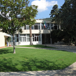 Quinto furto in quattro mesi alle scuole medie di Borgio Verezzi