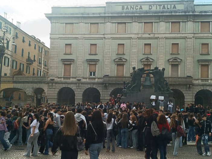 Scuola, Tosi (FdI): "Ascoltare gli studenti, ma garantire anche chi vuole studiare" Scuola, Tosi (FdI): "Ascoltare gli studenti, ma garantire anche chi vuole studiare"