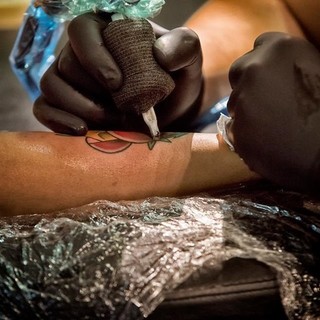 Tatuaggi: e se facessero male alla pelle? Tatuaggi: e se facessero male alla pelle?