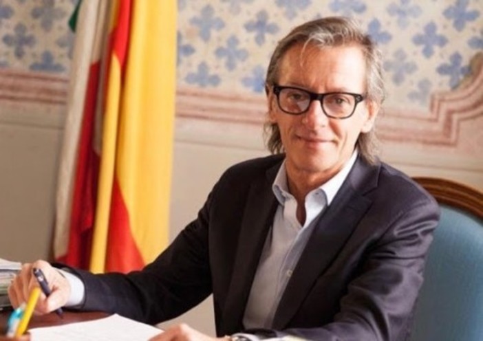 Albenga, il sindaco Tomatis precisa: "Ristoranti e pizzerie che fanno consegne a domicilio possono vendere bevande alcoliche"
