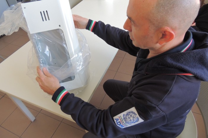 L'Agenzia Dogane e Monopoli blocca 4 tonnellate di materiale informatico con etichettatura mendace: una denuncia L'Agenzia Dogane e Monopoli blocca 4 tonnellate di materiale informatico con etichettatura mendace: una denuncia