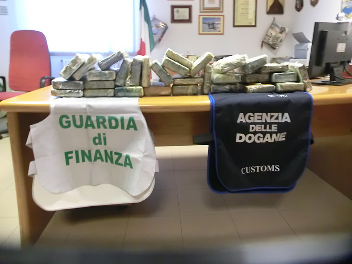 Porto Vado, sequestrati dalla Finanza 210 Kg di cocaina per un valore di 32 milioni di euro