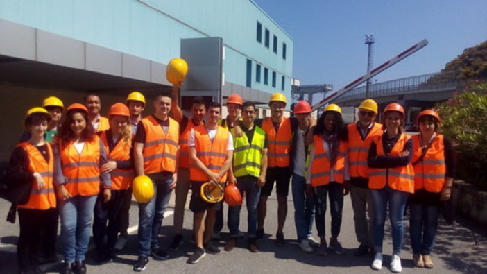 Imparare "sul campo": gli studenti del CSF di Rivoli in visita presso APM Terminal a Vado Ligure Imparare "sul campo": gli studenti del CSF di Rivoli in visita presso APM Terminal a Vado Ligure