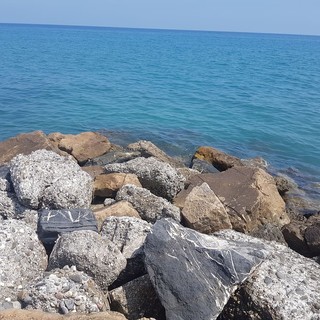 In spiaggia per ripristinare una parte di litorale libero, l'intervento della Polizia locale diventa un salvataggio