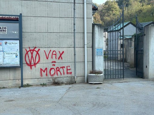 Carcare, 3mila euro per cancellare le scritte no vax dal muro del cimitero