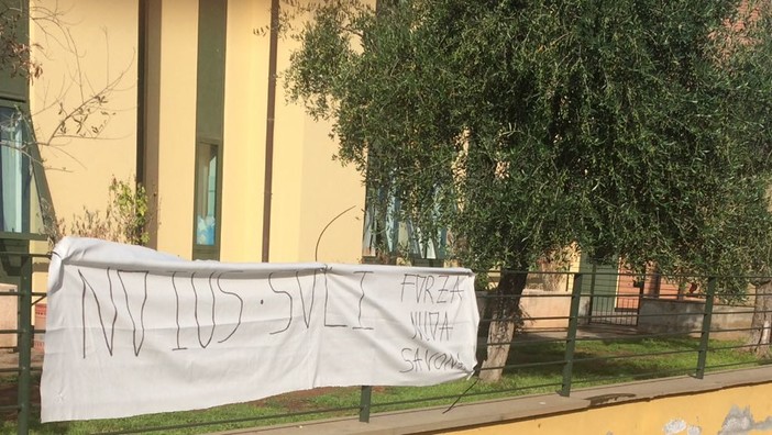 "No allo Ius Soli": striscioni di Forza Nuova a Cisano e alla stazione di Savona