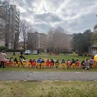 Savona, a lezione di sicurezza: la municipale e il cane poliziotto Rey incontrano i bambini delle Scuole De Amicis