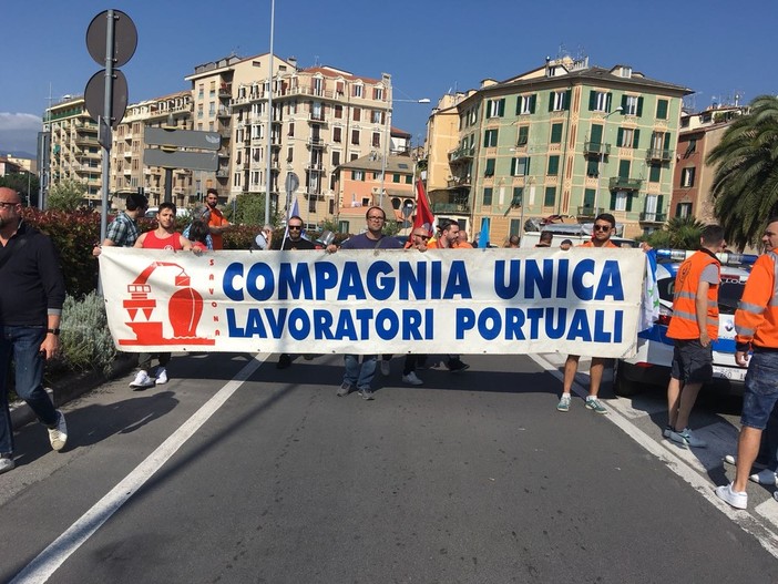 Savona, sciopero dei portuali e marittimi. Lavoratori e sindacati: "No all’autoproduzione" (FOTO e VIDEO) Savona, sciopero dei portuali e marittimi. Lavoratori e sindacati: "No all’autoproduzione" (FOTO e VIDEO)