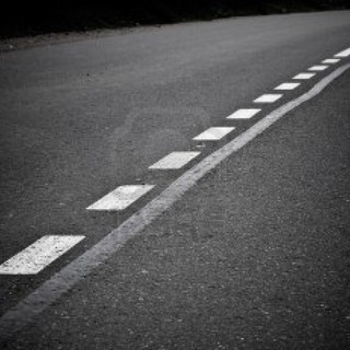 Diverbio tra automobilista e pedone sfocia in pestaggio violento: 44enne in coma al Santa Corona