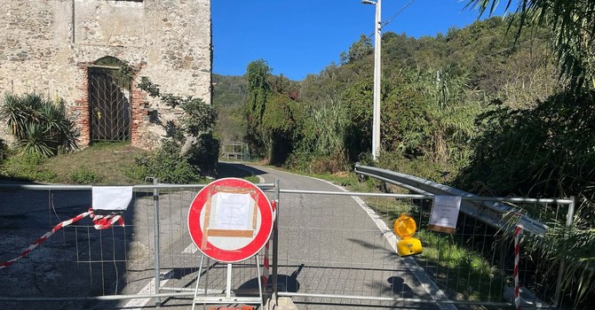 Savona, crollo della volta della chiesa dei Santi Pietro e Paolo a Legino: la strada resterà chiusa al traffico fino al ripristino