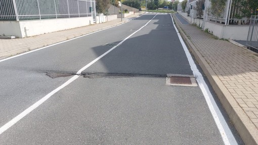 Savona, uno "scalino" di quasi 10 centimetri sull'asfalto in via Ferro. Il Comune: "Stiamo facendo le verifiche"
