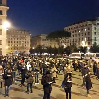 Stesera a Savona veglia delle Sentinelle in Piedi dopo il sabato a Genova