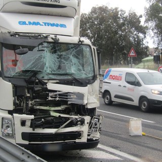 Tamponamento tra tre mezzi pesanti sulla A10: un ferito in codice giallo, code nel tratto Albisola-Savona (FOTO e VIDEO)