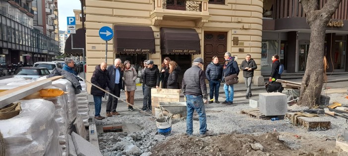 Savona, sopralluogo della minoranza in piazza Diaz. Corsa per completare parte dei lavori per il 23 febbraio Savona, sopralluogo della minoranza in piazza Diaz. Corsa per completare parte dei lavori per il 23 febbraio