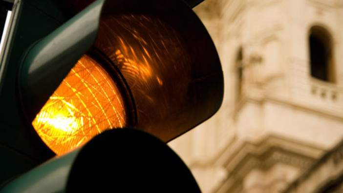 Quel secondo che può fare la differenza: se al semaforo il giallo ne dura almeno tre, i 162 euro di multa ed i 6 punti in meno sulla patente sono legittimi Quel secondo che può fare la differenza: se al semaforo il giallo ne dura almeno tre, i 162 euro di multa ed i 6 punti in meno sulla patente sono legittimi