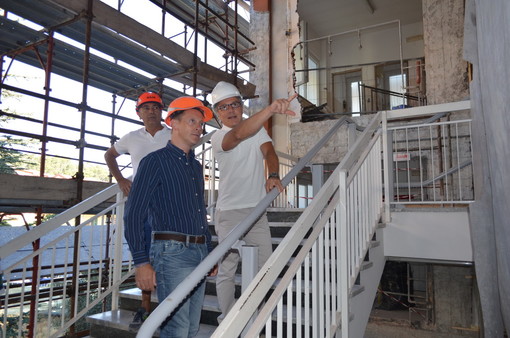 Andora: sopralluogo "anti-amianto" del sindaco nelle scuole di via Cavour (FOTO)