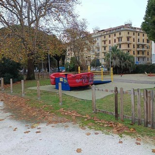 Savona, vandali danneggiano staccionate e panchine al Prolungamento. Il Sindaco: "Chi compie questi atti non fa un dispetto al Comune, ma ai cittadini"