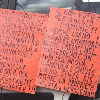 Stella, nuovi cartelloni contro il comune e lo Stato: "I cittadini non contano nulla, vergognatevi"