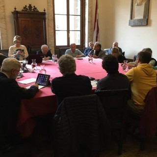 Foto d'archivio di una commissione consiliare