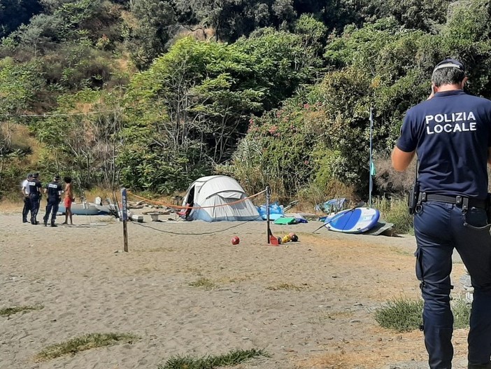 Savona, tende e bivacchi sulla spiaggia multati 14 campeggiatori abusivi