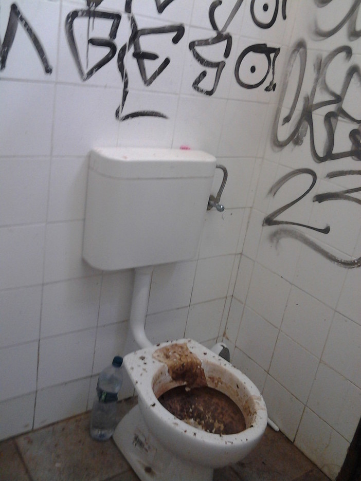 Bagni pubblici sporchi e vandalizzati? Il sindaco di Alassio, Canepa decide di chiuderli Bagni pubblici sporchi e vandalizzati? Il sindaco di Alassio, Canepa decide di chiuderli