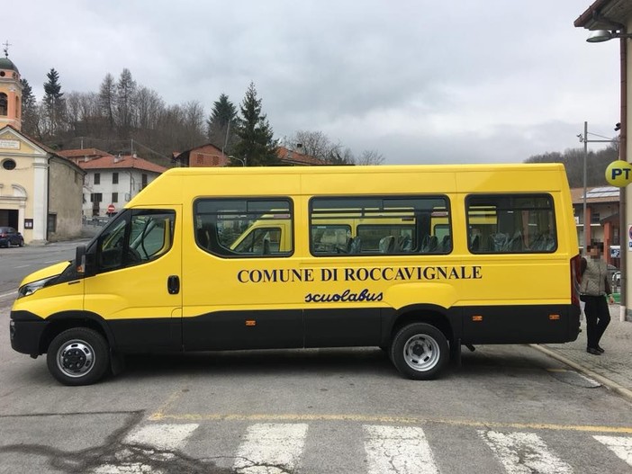 Roccavignale, è arrivato il nuovo scuolabus (FOTO) Roccavignale, è arrivato il nuovo scuolabus (FOTO)
