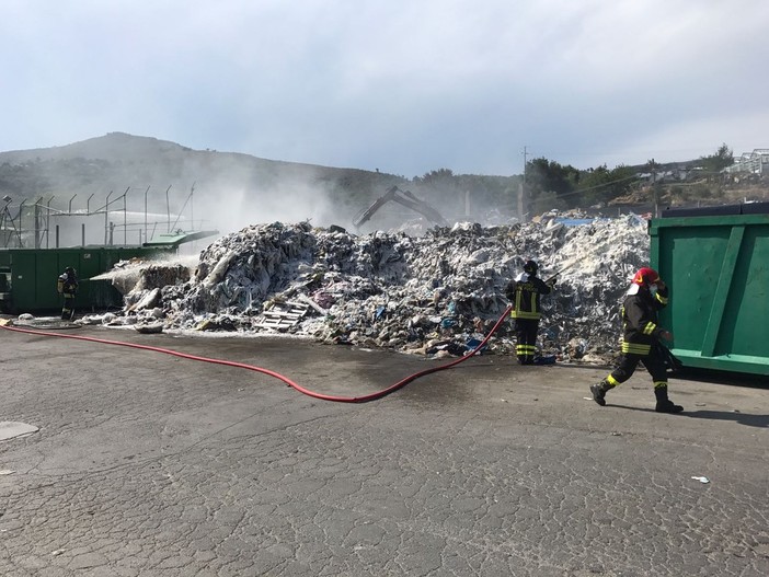 Incendio alla S.A.R.R. di Cenesi, intervento dei vigili del fuoco in corso