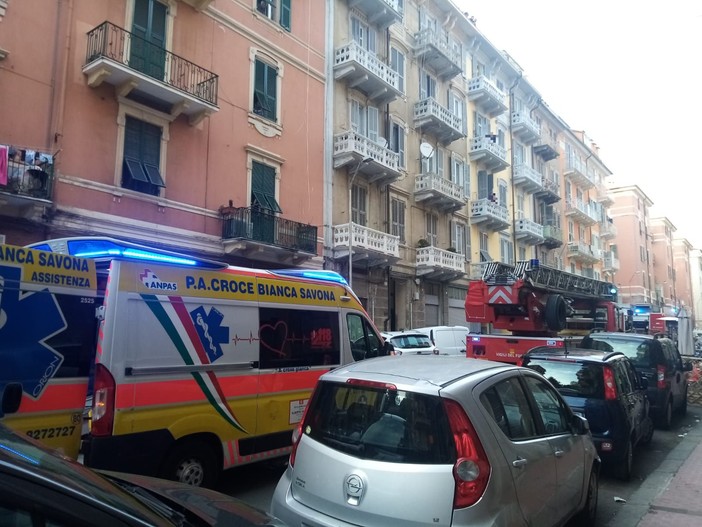 Dramma in via Milano a Savona, uomo precipita per circa 6 metri: grave al Santa Corona (FOTO)