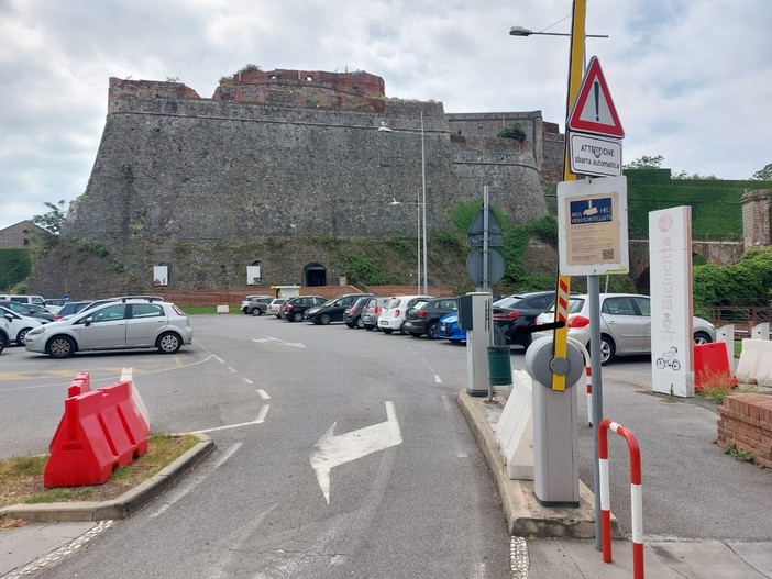 Sbarra alzata nel park sotto il Priamar, Ferrando (Ata): "Problema con il funzionamento degli accessi" Sbarra alzata nel park sotto il Priamar, Ferrando (Ata): "Problema con il funzionamento degli accessi"