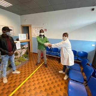 Solidarietà ai tempi del Coronavirus: dai ragazzi dello Sprar 40 mascherine per “Finale Salute” (FOTO)