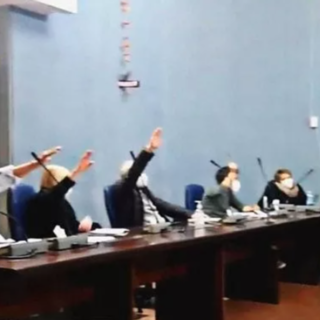 Cogoleto e i saluti romani in Consiglio Comunale, il sindaco Bruzzone: "Ho ritenuto doveroso procedere a una denuncia"