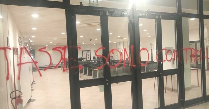Palazzo della Provincia imbrattato, il vice presidente Aghittino: "I danni sono tanti, li faremo pagare"