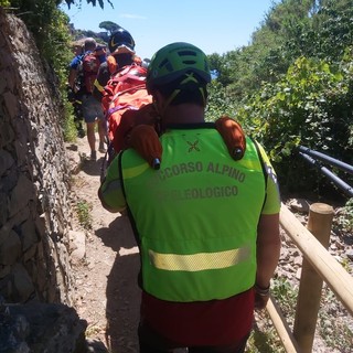 Si fa male alla caviglia lungo il sentiero "Napoleonico": donna soccorsa a Verezzi