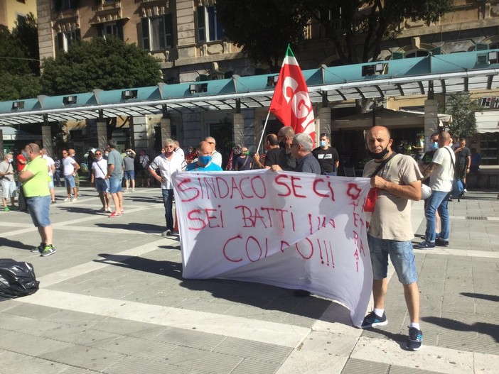 Savona, braccia incrociate per i dipendenti Ata: "Sindaco se ci sei batti un colpo" Savona, braccia incrociate per i dipendenti Ata: "Sindaco se ci sei batti un colpo"
