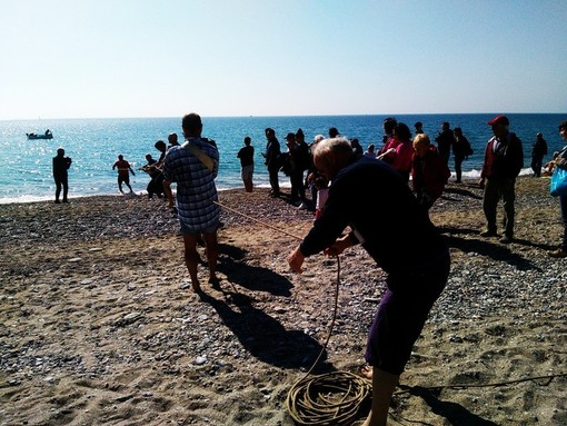 A Finalmarina arriva la pesca alla sciabica sulla Spiaggia dei Bianchi