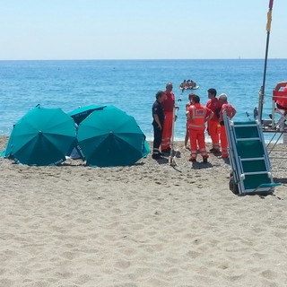 Mareggiate nel savonese: giovane rischia di annegare ad Albisola, anziano sbattuto sugli scogli ad Albenga