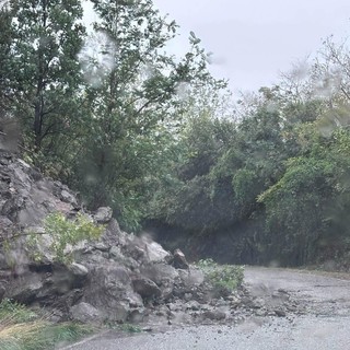 Stella, tre smottamenti sulla San Martino-Gameragna: chiusa la strada (FOTO) Stella, tre smottamenti sulla San Martino-Gameragna: chiusa la strada (FOTO)