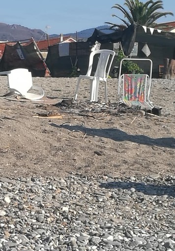 Vandali prendono d'assalto la spiaggia dei cani ad Albenga, una residente: "Una vergogna" Vandali prendono d'assalto la spiaggia dei cani ad Albenga, una residente: "Una vergogna"