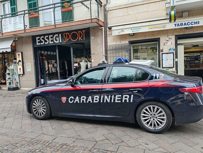 Spaccata in un negozio di abbigliamento sportivo a Pietra: ladri in fuga con il bottino